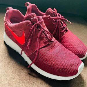 Mint Condition NIKE Roshe Run Burgundy Suede Sz 9